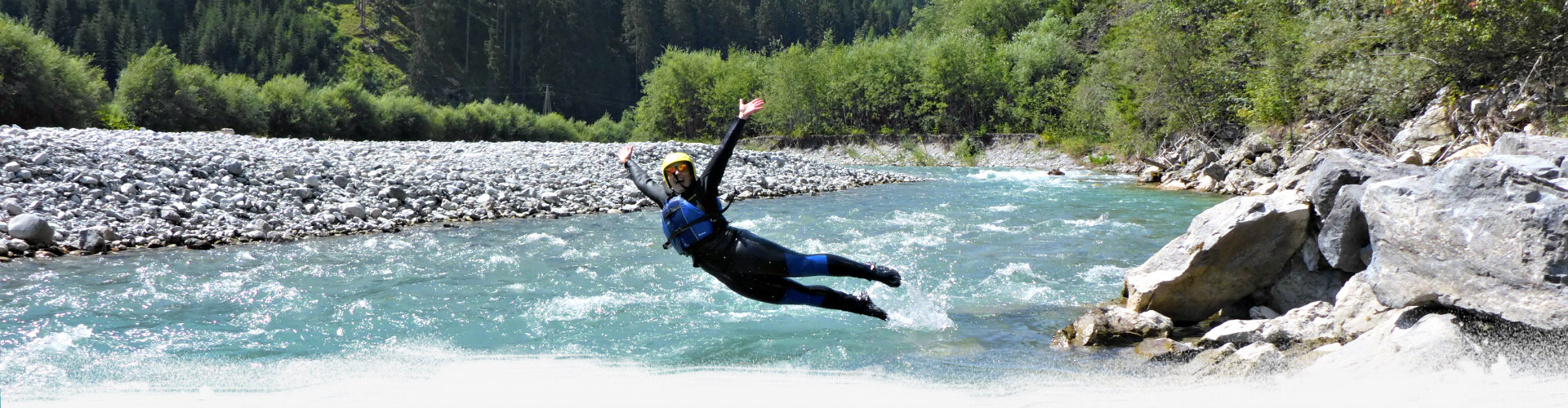 Sprung in den Lech beim Rafting in Österreich